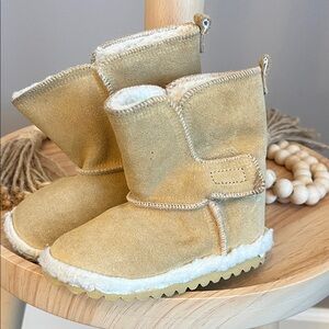 ⭐️⭐️PICK 5 / $20 Tan Suede Baby Boots with White Fleece Lining Size 4